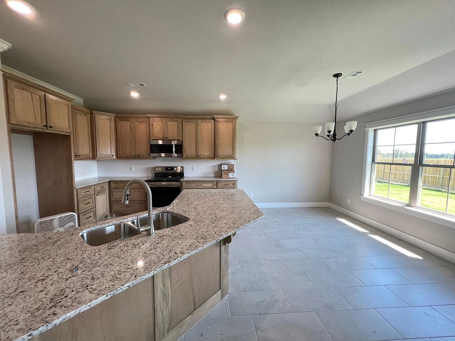 3 bed, 1716 sqft, $1,975 — Photo 3