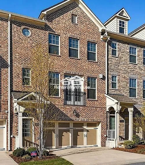 Absolutely stunning townhome in Gated Swim Community in Brookhaven — Photo 3