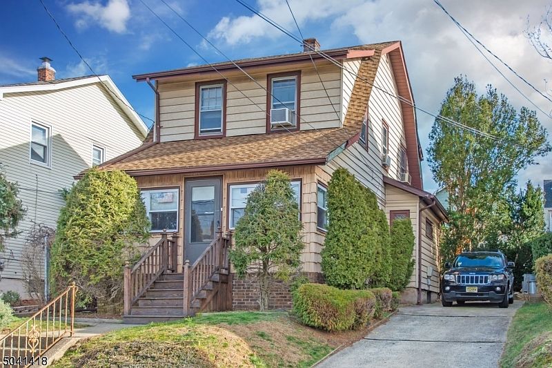 1st image of 32 William St