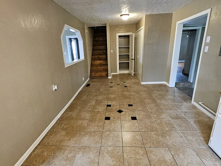 919 W Semmes Ave — Photo 3