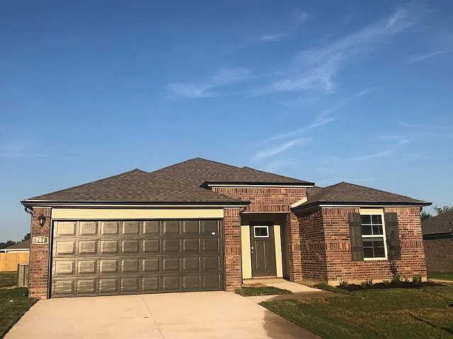 704 Buffalo Ave — Photo 1