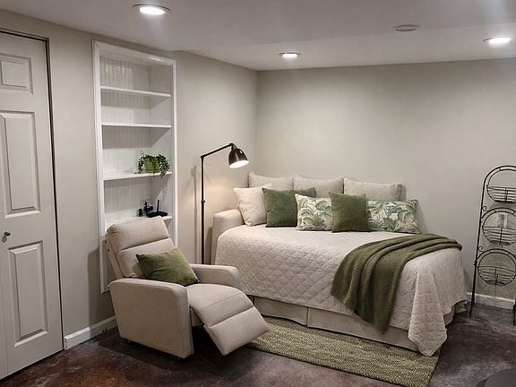 4th image of 4364 Avon Dr #A