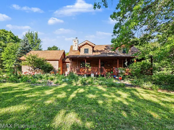 1240 N Hickory Ridge Trl, Milford, MI 48380