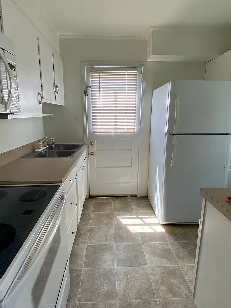 Three Beds, One Bath in Highland Springs. Available in October. — Photo 4