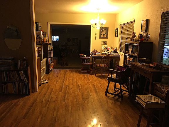 Dining area toward family rm