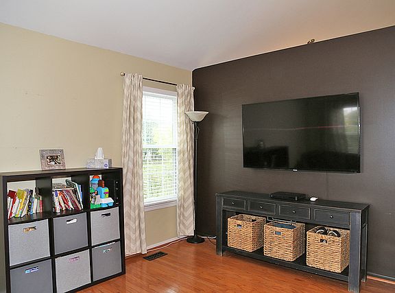 3rd image of 1464 Beaumont Cir