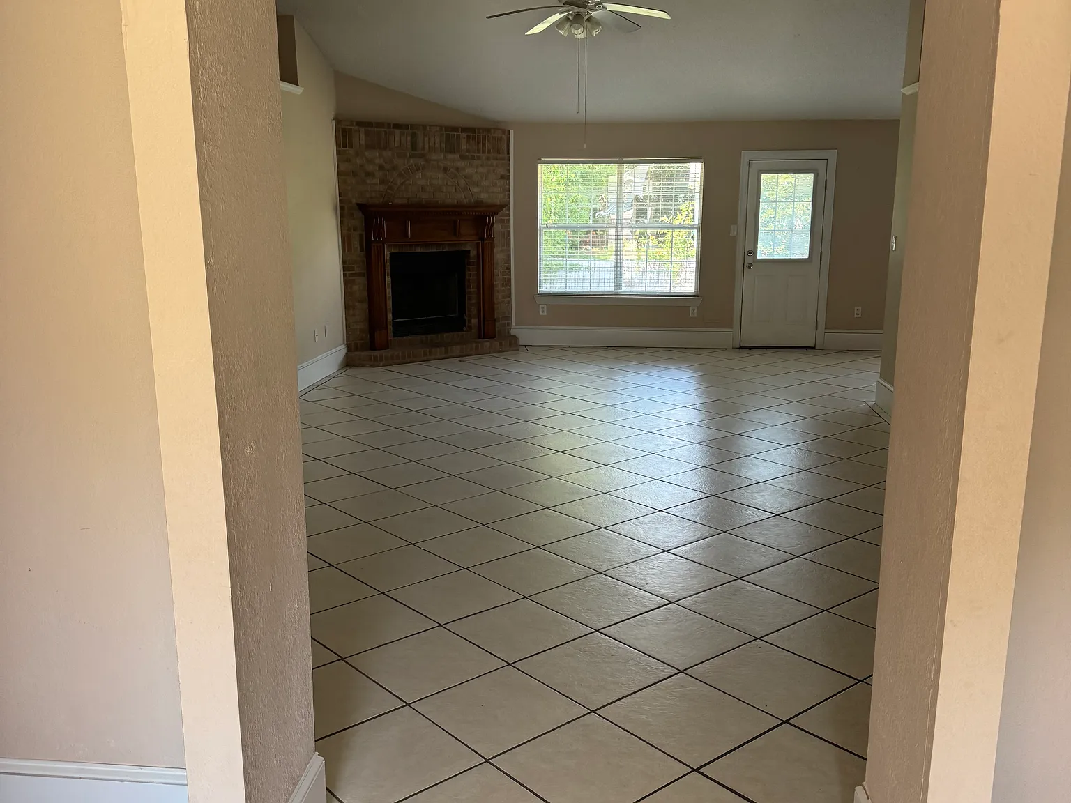 4 bed, 2560 sqft, $2,350 — Photo 2