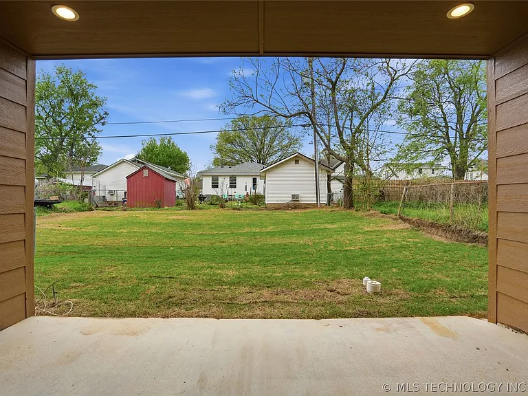 1414 E University Ave — Photo 31