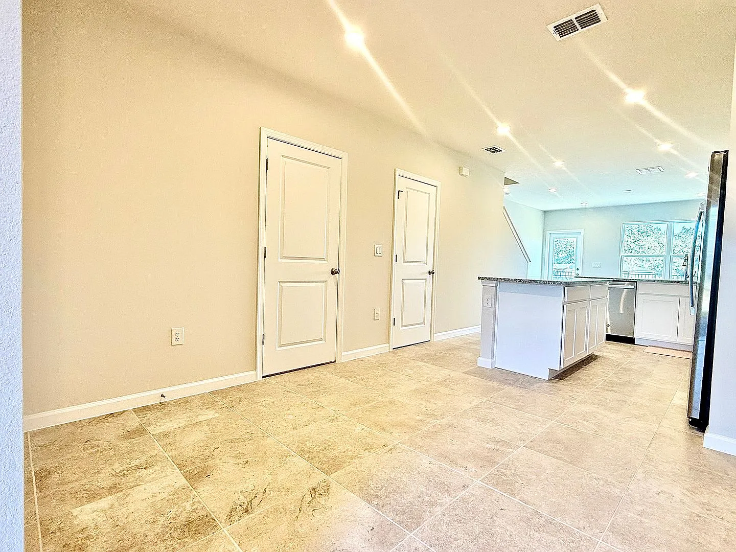 Fresh & modern-living in this 3Bedrooms/2.5Bath end-unit Lady Lake townhome! — Photo 4