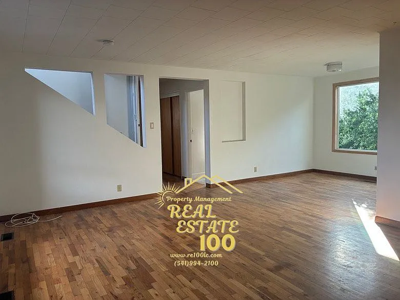 928 SW Bay View Ln