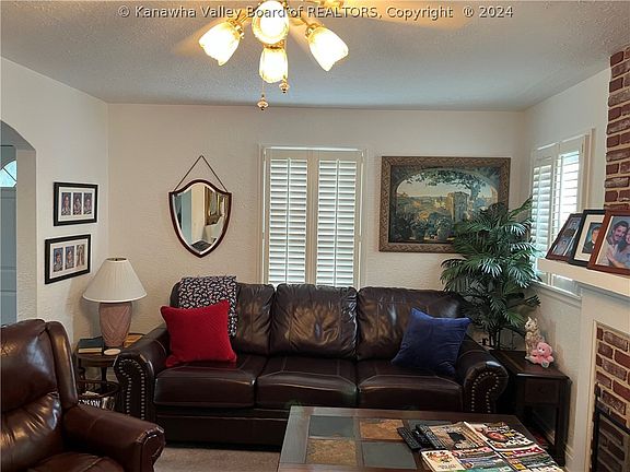 4th image of 806 Hillsdale Dr