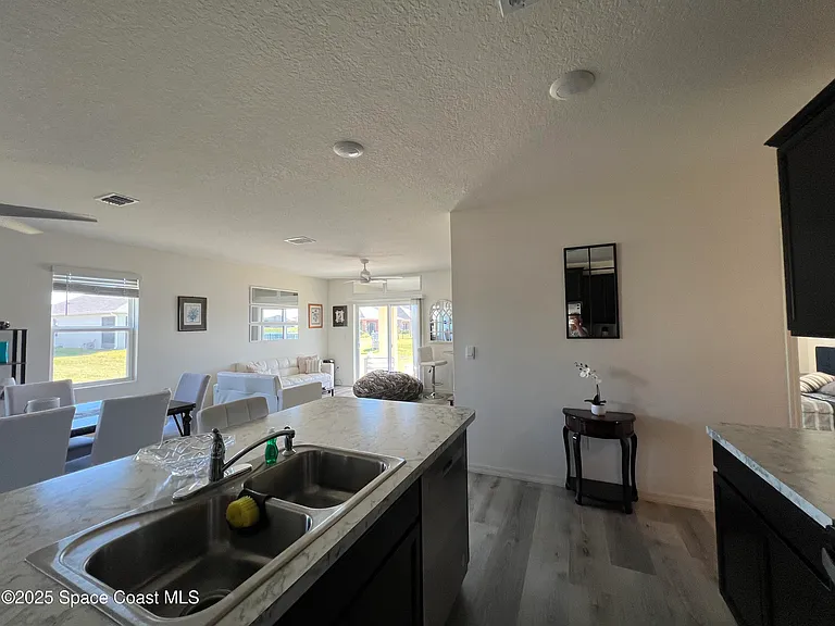 976 Trinity St — Photo 10