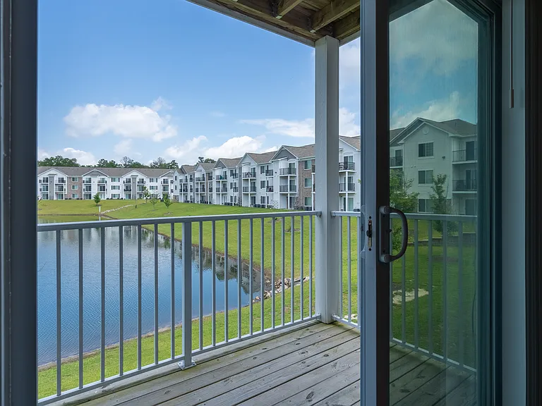 Killian Lakes Apartments and Townhomes — Photo 32