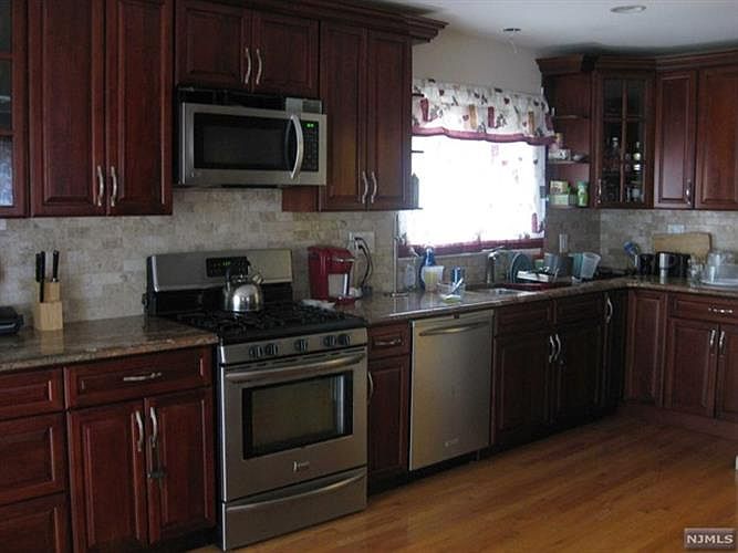 2nd image of 140 Green St