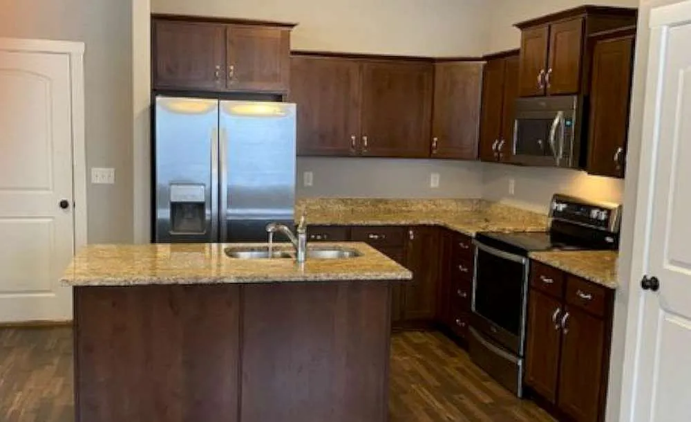 3 bed, 2.5 bath, 1610 sqft, $500 — Photo 2