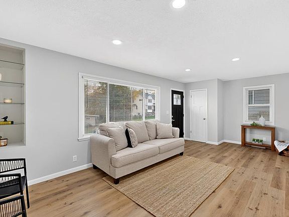 3rd image of 427 21st Ave SW