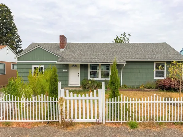 2521 Gardens Ave, Reedsport, OR 97467