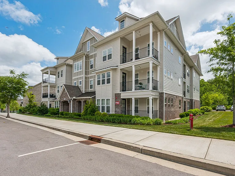 1801 Shadow Green Dr #304 — Photo 2