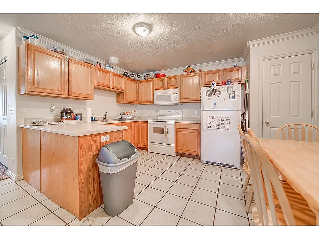 Building Photo - 539 N University Ave #201