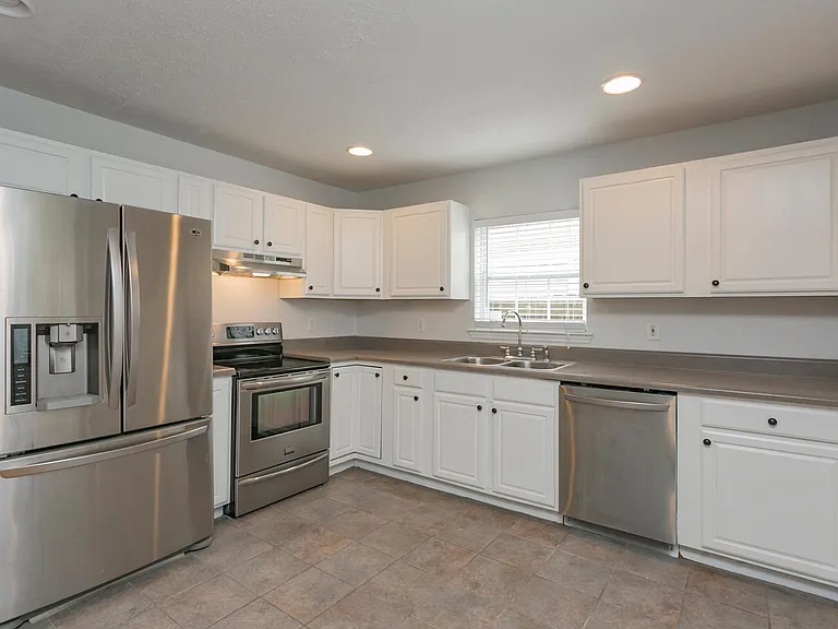 602 Village Ct — Photo 8