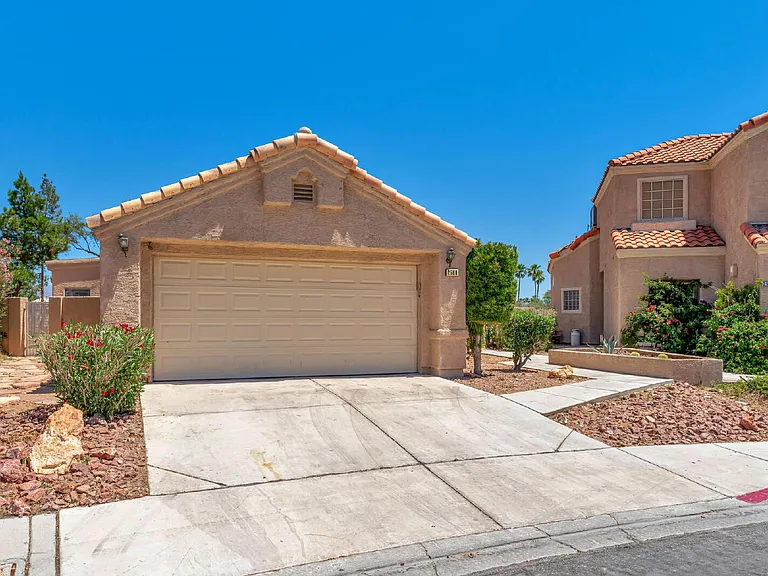 2560 Silver Shadow Dr — Photo 2