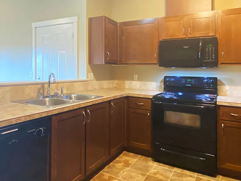 Catron Apartments - 1-3 Bedrooms 2 Bathrooms with In Unit Washer/Dryer and Internet — Photo 23