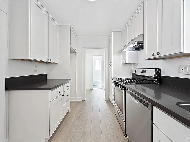 917 Grand Ave — Photo 2