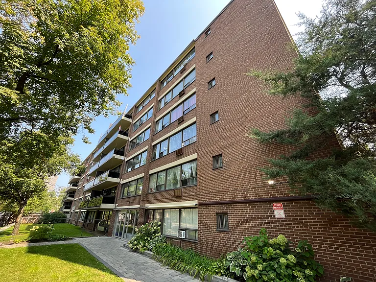 36 Thorncliffe Park Dr — Photo 3