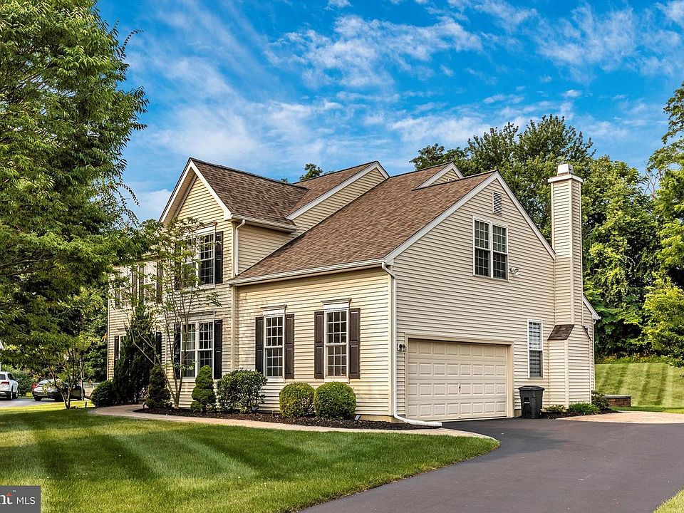 1st image of 27 Grovehill Ct