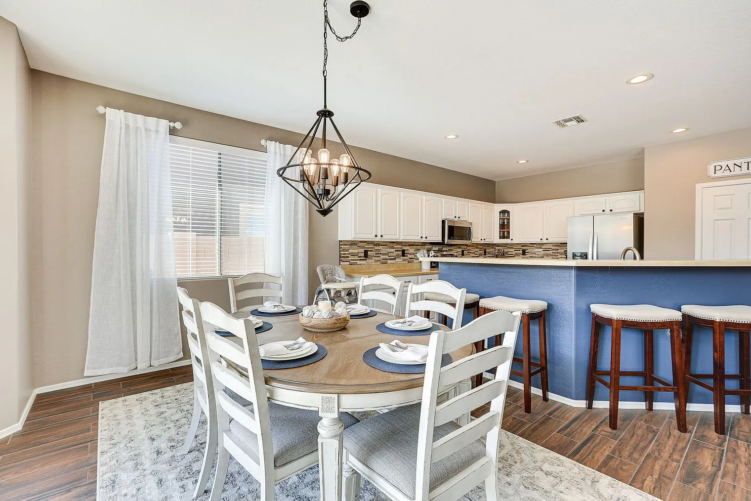 3 bed, 2.0 bath, 1797 sqft, $4,124 — Photo 3
