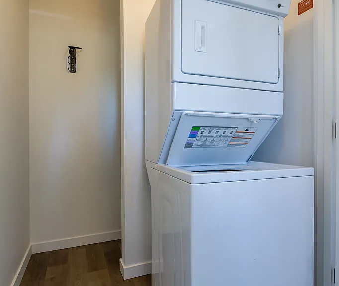 Lombard Apartments — Photo 10