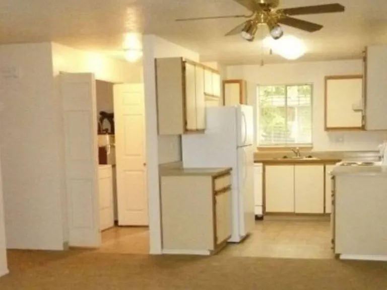 Pointe West Apartments — Photo 6