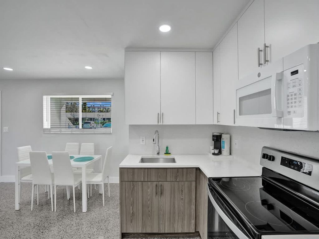 906 N Riverside Dr, photo 6