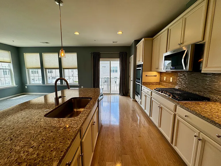 661 E Church St #B — Photo 7