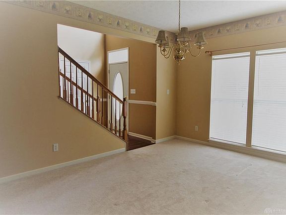 2nd image of 2485 Queen Elizabeth Ct