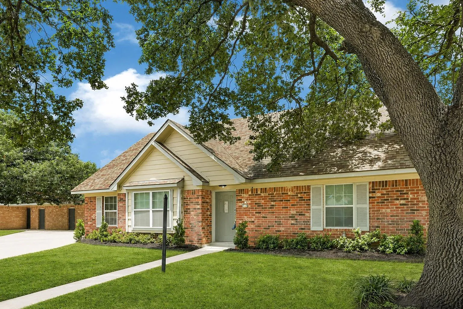 4 bed, 2.0 bath, 2224 sqft, $2,000 — Photo 3