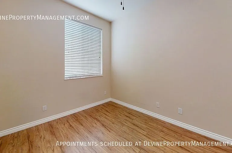 916 Essex Rd — Photo 3
