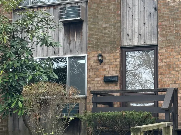 200 Woodmont Ave APT 99, Bridgeport, CT 06606