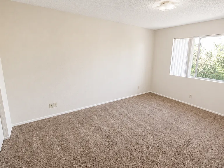 948 E Chase Ave — Photo 6
