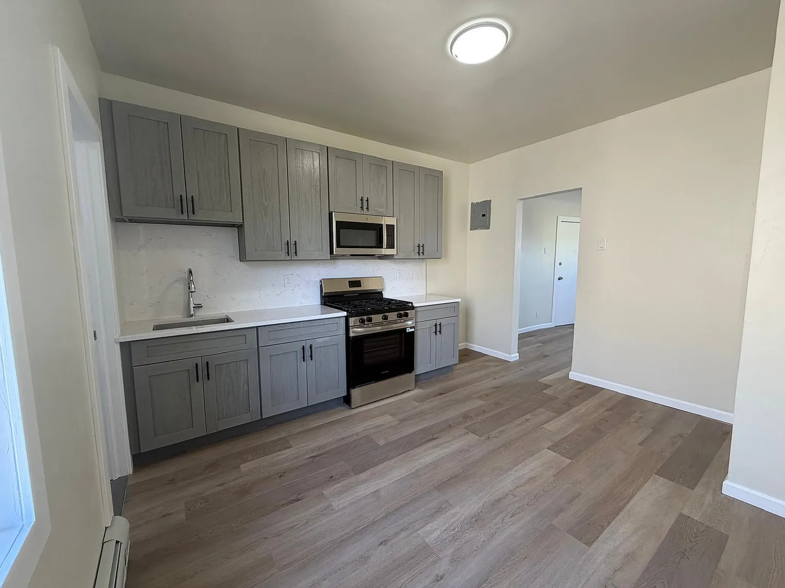 2 bed, 750 sqft, $2,100 — Photo 2