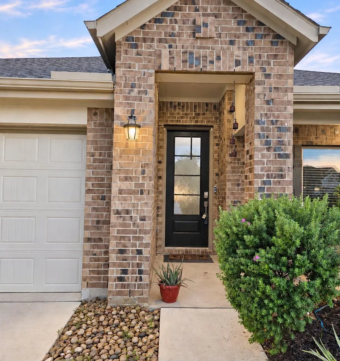 4 bed, 2.0 bath, 1947 sqft, $2,695 — Photo 2