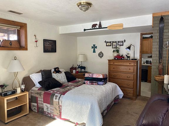 Ah ! Come in from work and relax! Drop your briefcase, groceries and the day's cares. You will have total privacy and comfort. The bedroom comes with a queen size bed and box springs. nicely decorated in rustic woods. You will enjoy the view.