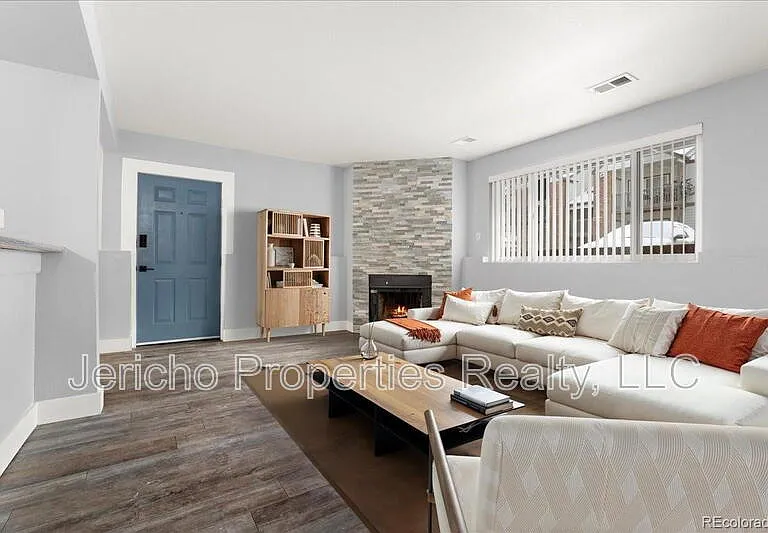 6350 Oak St #103 — Photo 5
