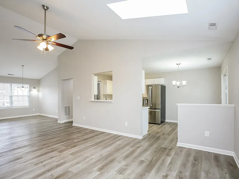 221 Pennwood Ln — Photo 5