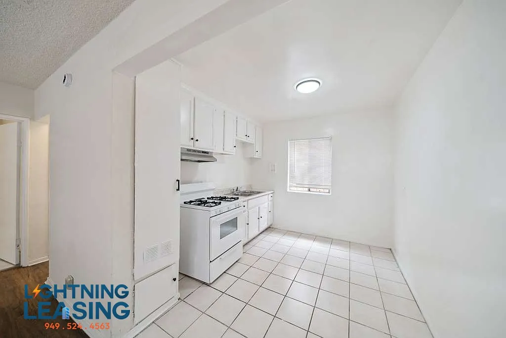 Building Photo - 8633 Denver Ave #2