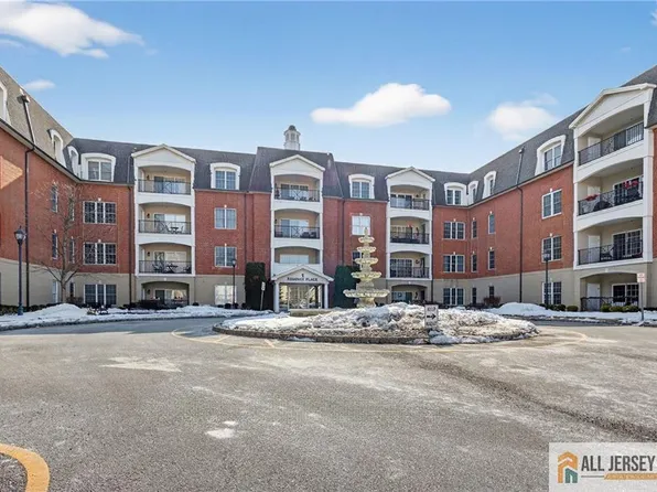 315 Regency Pl, Woodbridge, NJ 07095