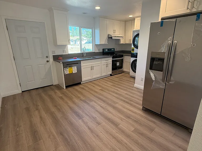 562 E Myrtle Ave — Photo 3
