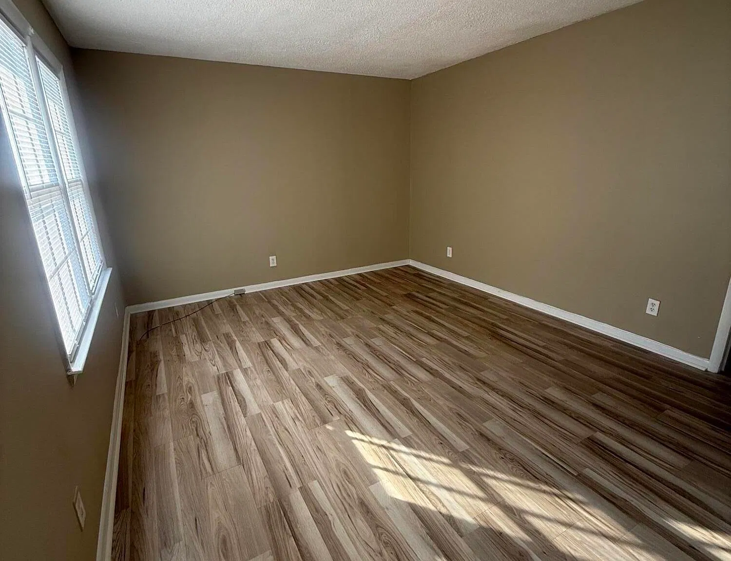 2 bed, 1.0 bath, $800 — Photo 2