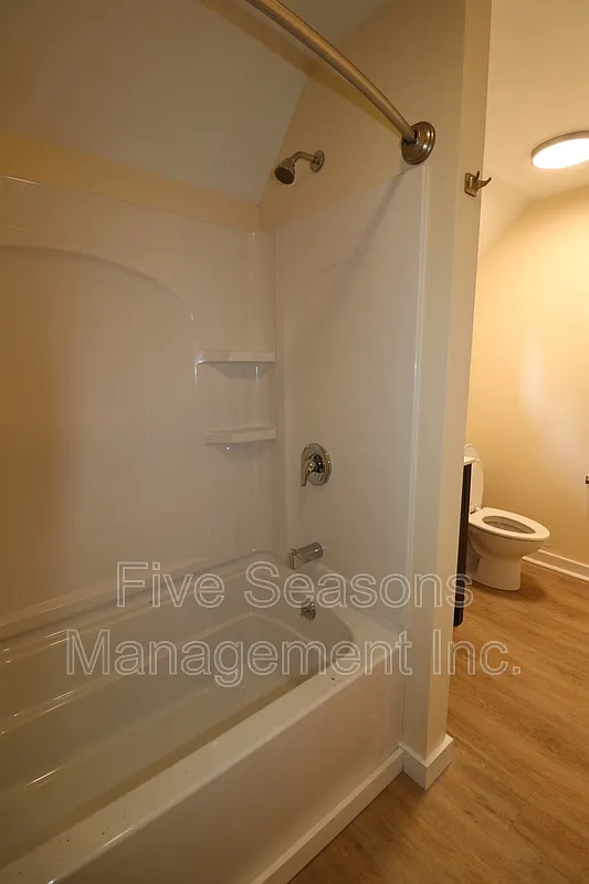 3 bed, 1.0 bath, 1000 sqft, $3,000 — Photo 4