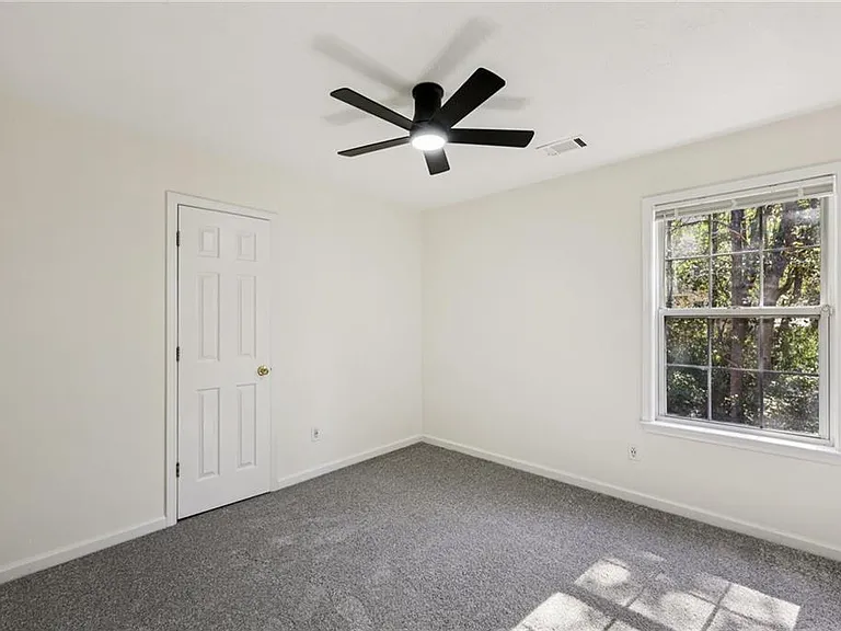 390 Manor Glen Dr — Photo 13